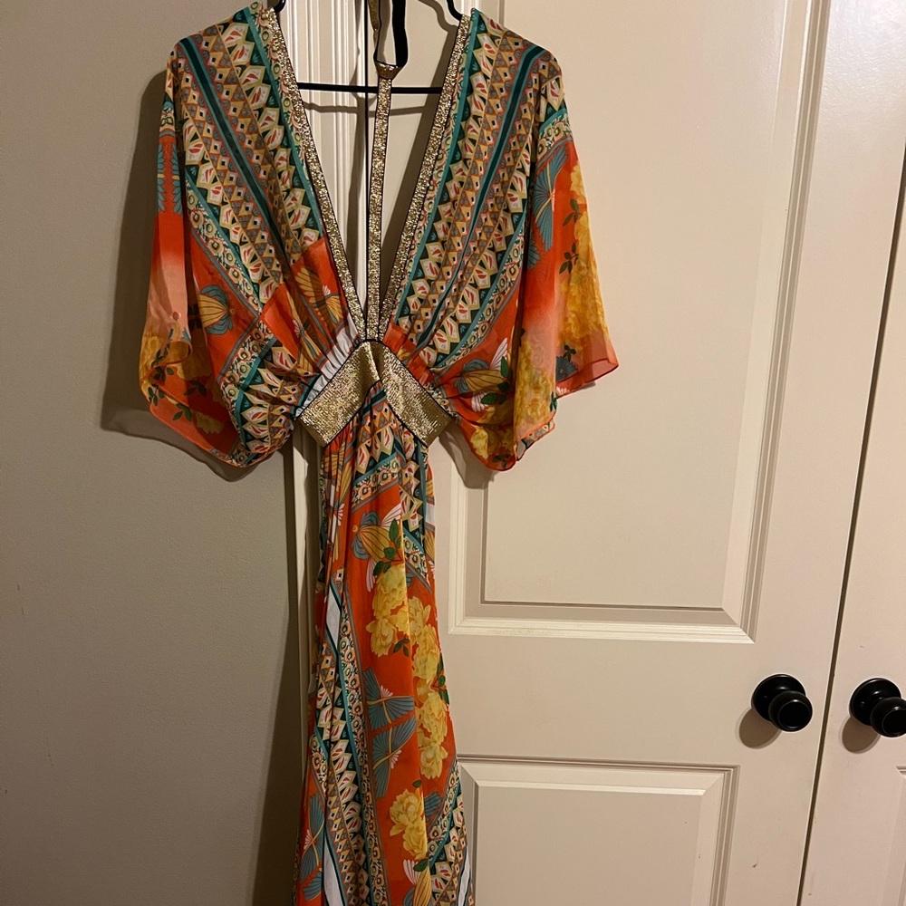 This dress is very pretty!!